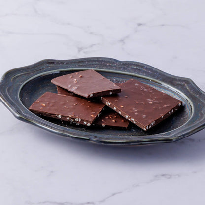 Cracked chocolate (nuts)
