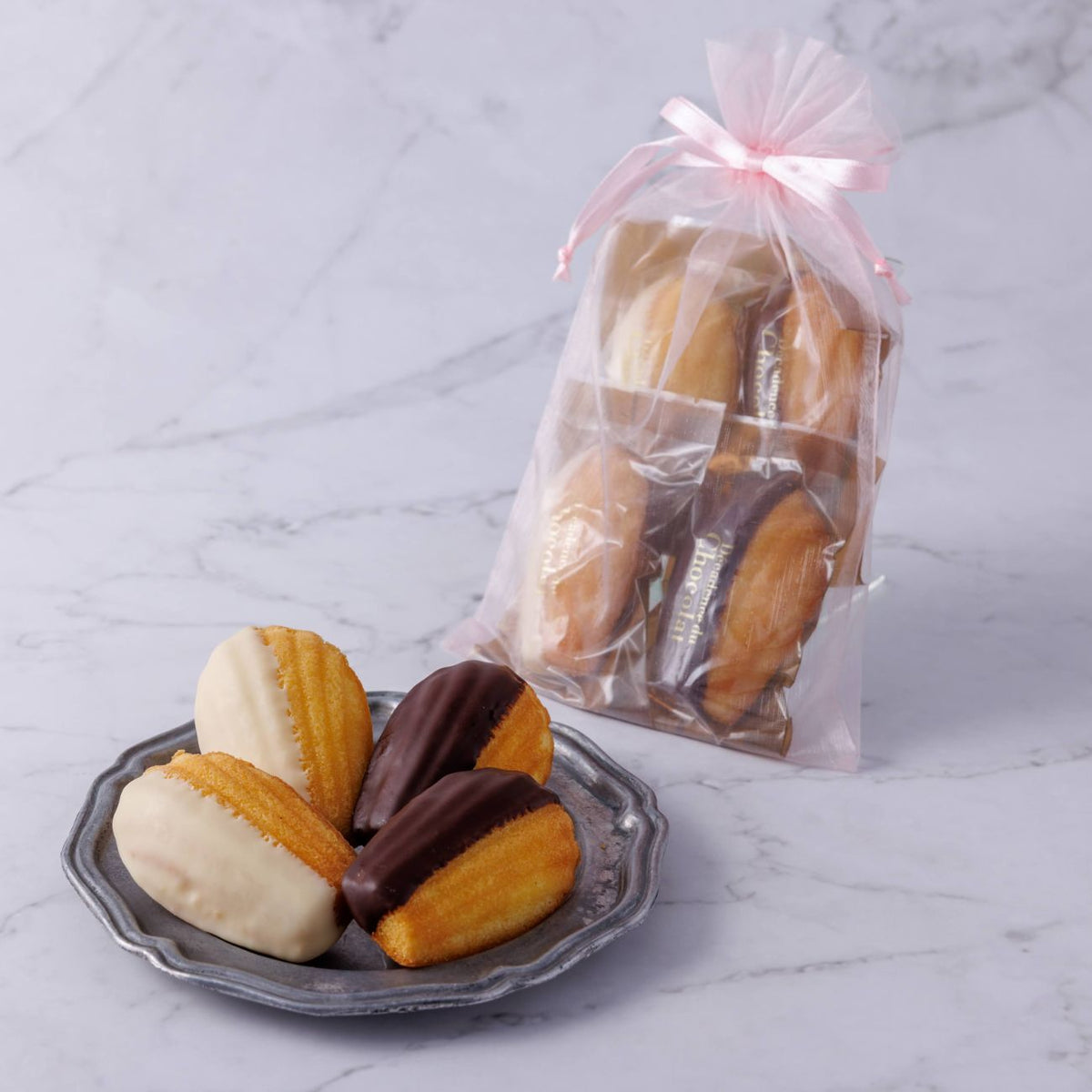 ギフト マドレーヌ オ ショコラ＆ブラン 4個セット ポーチ入り 個包装 高級焼き菓子 デカダンス ドゥ ショコラ 茗荷谷